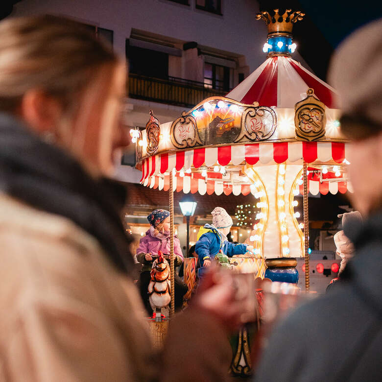Wintermarkt mit nostalgischem Kinderkarussell im Allgäu