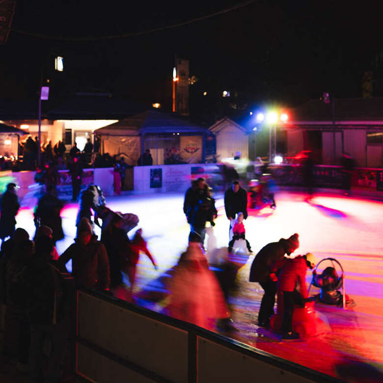 Eisdisco Beleuchteter Eisplatz im Oberstaufen PARK bei Nacht.
