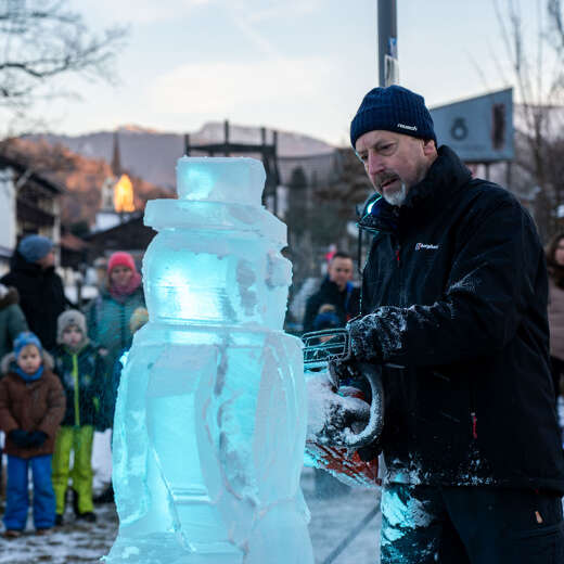 Eisschnitzer Schneemann Im Park wird der Schneemann aus Eis geschnitzt