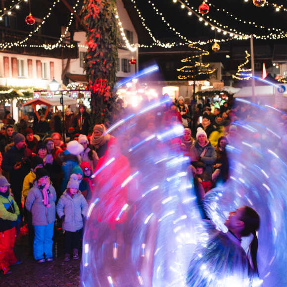Glow WIngs Auftritt der Glow Wings auf dem beleuchteten Marienplatz während des Oberstaufener Winterzaubers