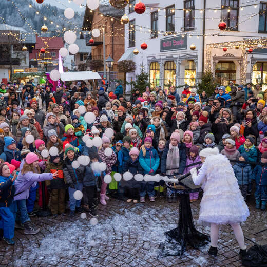 Winterzauber Künstlerin Winterzauber Künsterlin mit weißen Bällen ins Publikum aufm Marienplatz