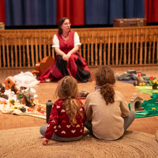 Kinder bei Märchenstunde Die Kinder lauschen der Märchenstunde im Kurhaus