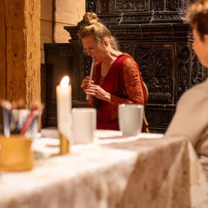 Flöte bei Märchenstunde Winterzauber Menschen lauschen der Musik bei der Märchenstunde