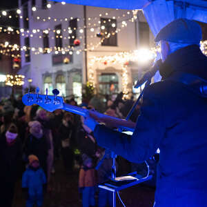 Winterzauber Musik Bühne Musiker mit Blick auf das Publikum am Marienplatz