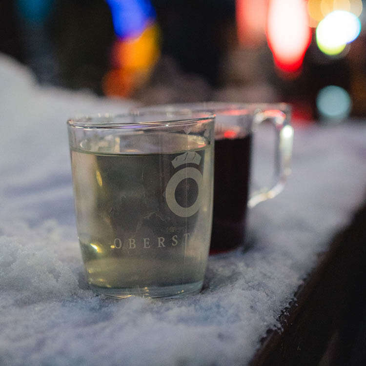 Punsch und Glühwein Punsch und Glühwein auf dem beleuchteten Marienplatz während des Oberstaufener Winterzaubers.
