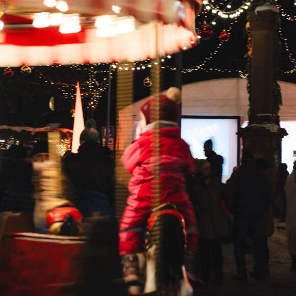 Nostalgisches Kinderkarussell bei Nacht auf dem Oberstaufener Winterzauber