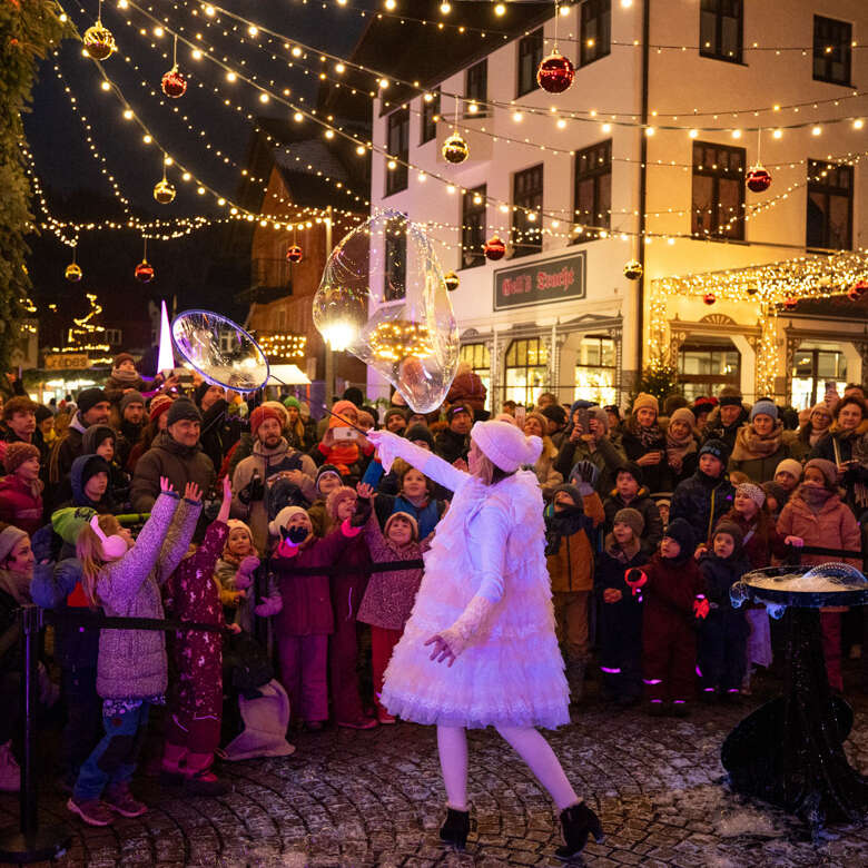Winterzauber Seifenblasen Kind Begeisteres Kind das die Seifenblase fangen will