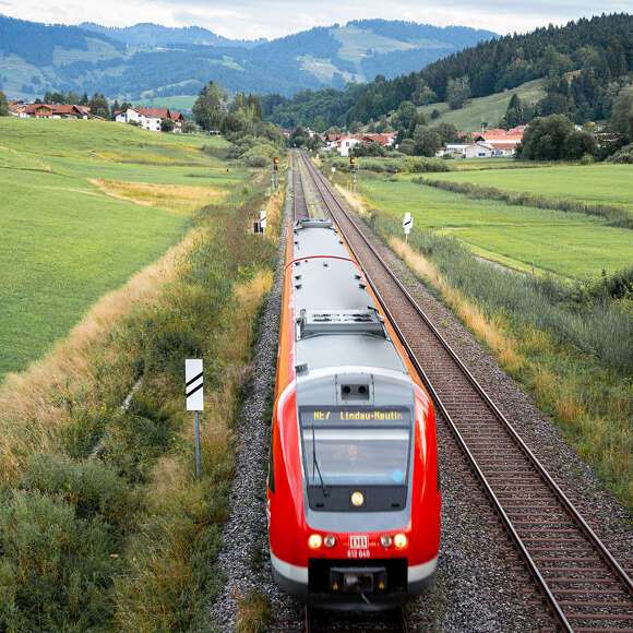 Zug aus Oberstaufen auf der Bahnlinie nach Lindau