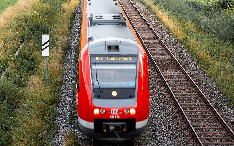 Zug aus Oberstaufen auf der Bahnlinie nach Lindau